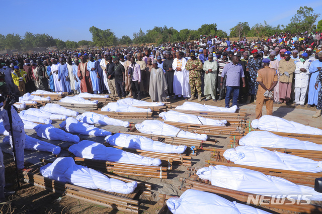 [자바르마르(나이지리아)=AP/뉴시스]29일(현지시간) 나이지리아 자바르마르에서 사람들이 보코하람 무장세력에 살해된 희생자 장례식에 참석하고 있다.