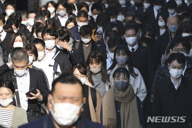 [도쿄=AP/뉴시스]17일 일본 도쿄에서 코로나19 확산을 막기 위해 마스크를 쓴 시민들이 출근하고 있다. 일본에서 코로나19 감염자가 급증하는 가운데 스가 요시히데 총리가 