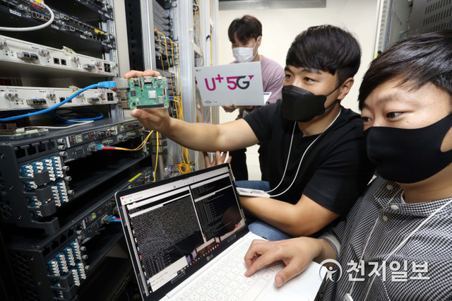 LG유플러스 직원들이 양자내성암호 기술을 검증하고 있다. (제공: LG유플러스) ⓒ천지일보 2020.12.1