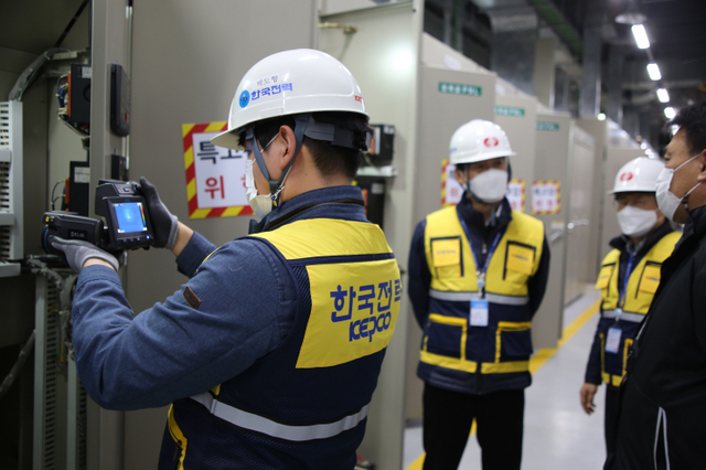한국전력 직원이 열화상 카메라를 이용해 질병관리청 건물 내 수전설비를 진단하고 있다.. (제공: 한국전력) ⓒ천지일보 2020.12.1