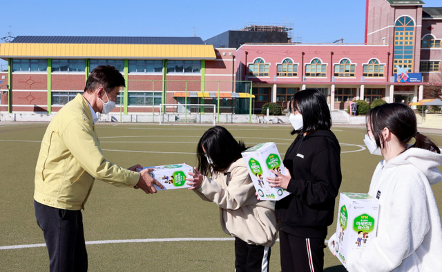 김철우 보성군수가 인근 초등학교 학생에게 마스크를 배부하고 있다. (제공: 보성군) ⓒ천지일보 2020.12.1