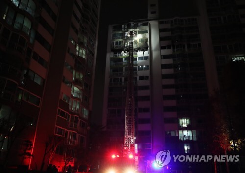 1일 오후 4시 37분께 경기도 군포시 산본동의 한 아파트 12층에서 불이 나 소방당국에 의해 30여분만에 꺼졌다. 소방당국은 이 불로 현재까지 5명이 사망한 것으로 파악하고 있다. (출처: 연합뉴스)