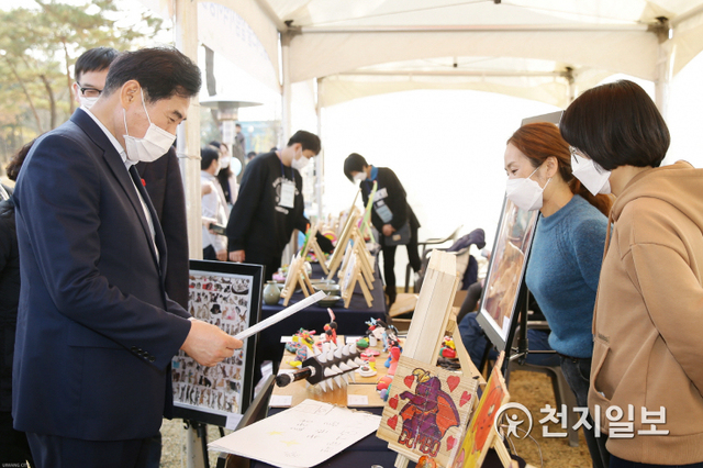 김상돈 시장이 지난 11월 19일 열린 '아동 권리 주간' 행사에서 작품전시를 둘러보고 있다. (제공:의왕시)ⓒ천지일보 2020.12.1