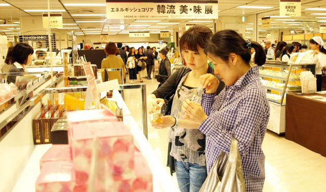 한국산 화장품 살펴보는 일본 여성들. (출처: 연합뉴스, 주일 한국문화원)