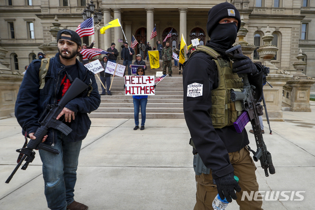 2020년 4월 15일 미국 미시간주 그레첸 휘트머 주지사가 코로나19 확산세를 막기 위해 가정과 기업에 봉쇄를 지시한 데 대한 항의 시위가 주 의회 의사당에서 열린 가운데 참가자들이 소총을 들고 있다. (출처: 뉴시스/AP)
