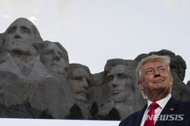 2020년 7월 3일 도널드 트럼프 미국 대통령이 미국 키스톤 인근 러시모어 국립기념지를 방문해 미소를 짓고 있다. 이곳에는 미국 역대 대통령 4명의 거대한 두상 조각이 있다. (출처: 뉴시스/AP)
