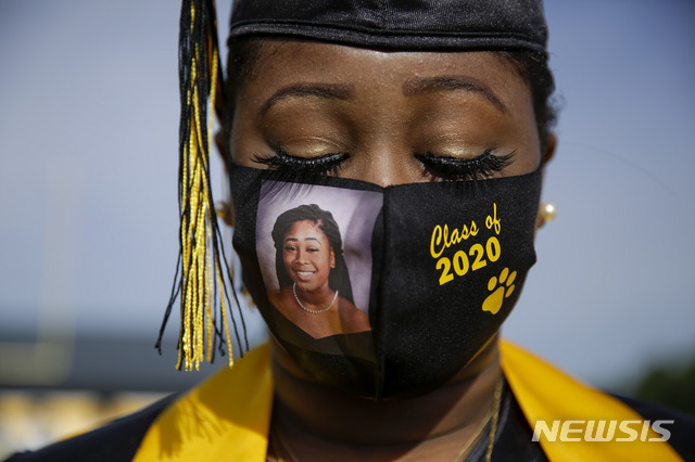 미국 조지아주 쿠세타에 있는 차타후치 카운티 고등학교의 졸업반인 야스민 프로토(18)는 2020년 5월 15일 9명의 다른 반 친구들과 함께 졸업하면서 자신의 사진이 있는 마스크를 착용했다. (출처: 뉴시스/AP)