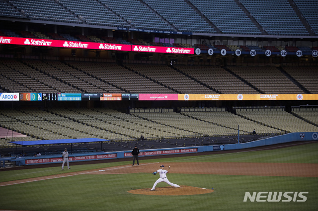 7월 26일 미국 로스앤젤레스 다저스타디움의 좌석이 비어 있는 가운데 LA 다저스 선발 훌리오 유리야스가 샌프란시스코 타자에게 투구하고 있다. (출처: 뉴시스/AP)