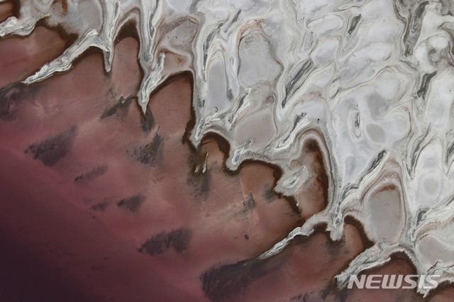 10월 8일 미국 유타주 하웰의 그레이트 솔트 호수 해안가를 따라 붉은 색조가 보인다. 이는 박테리아의 일종으로 염도가 높아지면 번성한다. (출처: 뉴시스/AP)