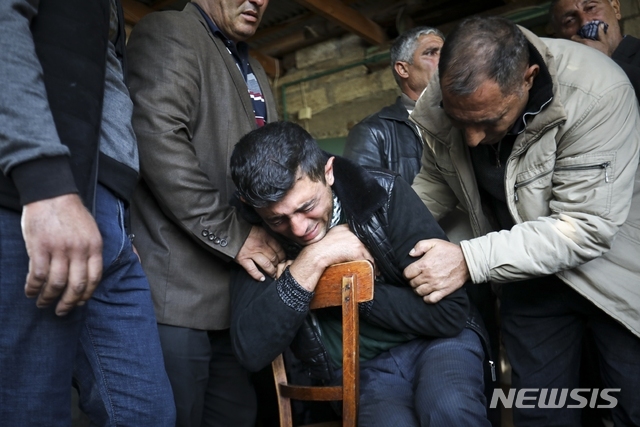 나고르노카라바흐 지역을 둘러싼 분쟁에서 아르메니아군의 포격으로 사망한 7세 아이수 이스간다로바의 부친이 2020년 10월 28일 아제르바이잔 가라유시플리 장례식에서 애도하고 있다. (출처: 뉴시스/AP)