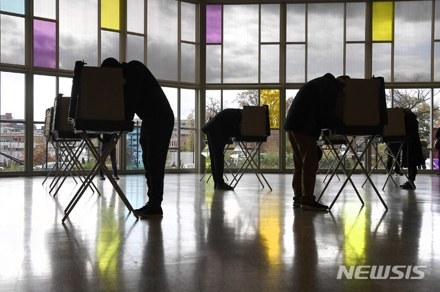 11월 3일 미국 코네티컷주 스탬퍼드에서 유권자들이 대선 투표를 하고 있다. (출처: 뉴시스/AP)