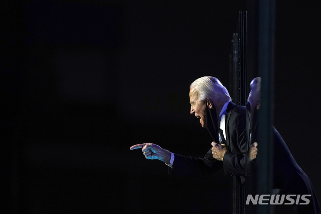 11월 7일 조 바이든 미국 대통령 당선인이 델라웨어 월밍턴에서 군중을 향해 발언하고 있다. (출처: 뉴시스/AP)