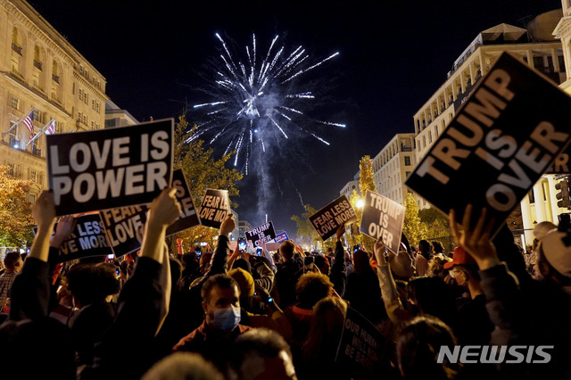 11월 7일 조 바이든 당선인이 미국 대통령에 당선된 것을 축하하는 가운데 워싱턴 블랙라이브즈매터 광장에서 시민들이 불꽃놀이와 함께 환호하고 있다. (출처: 뉴시스/AP)