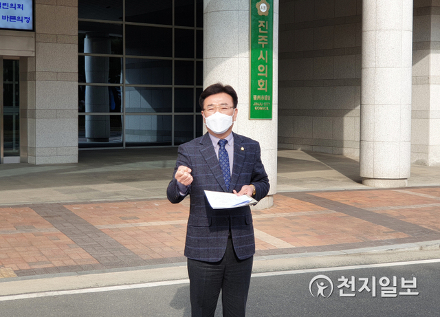 [천지일보 진주=최혜인 기자] 경남 진주시의회 무소속 이현욱 의원이 오후 2시 시의회 앞에서 기자회견을 열고 최근 코로나19 감염확산으로 어려움을 겪는 시민을 위해 의원수당을 반납하겠다고 발표하고 있다. ⓒ천지일보 2020.12.2