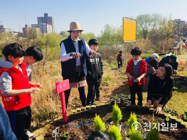 오산 아동들이 정원을 가꾸고 있는 모습. (제공: 오산시)ⓒ천지일보 2020.12.2