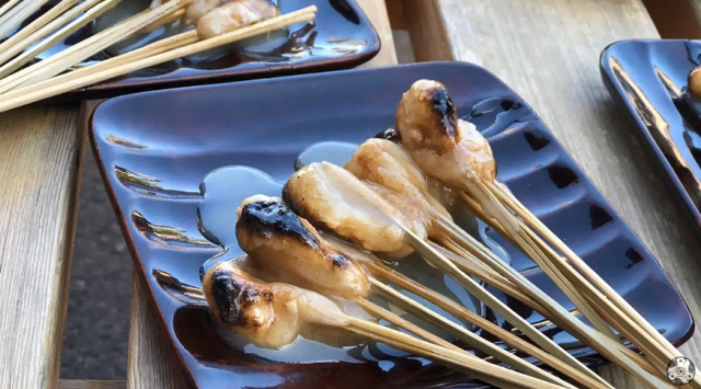 1020년째 가업을 이어가고 있는 일본 교토 이치몬지야와스케(이치와)의 유일한 메뉴인 구운 콩떡. (출처: 유튜버 Jennifer Julien 영상 캡처)