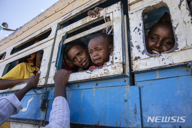 [함다예트=AP/뉴시스]1일(현지시간) 티그라이 난민들이 수단과 에티오피아 접경 지역인 함다예트에서 임시 수용소로 가는 버스를 타고 있다.