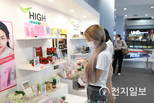 태국 방콕에 설치된 ‘한국 소비재 O2O 쇼룸’에서 현지 소비자가 제품을 체험하고 있다. (제공: KOTRA) ⓒ천지일보 2020.12.3