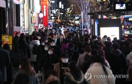 (서울=연합뉴스) 2021학년도 대학수학능력시험이 치러진 3일 저녁 서울 서초구 강남역 인근 버스정류장 주변이 퇴근길 시민들로 붐비고 있다.