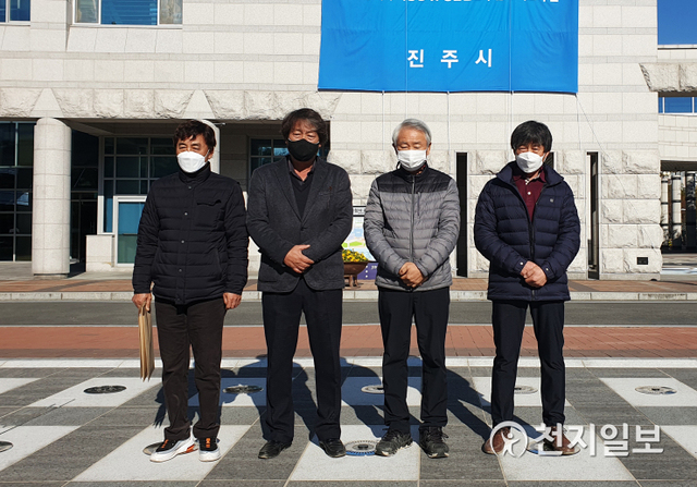 [천지일보 진주=최혜인 기자] 최근 경남 진주에서 이통장 제주 연수로 n차 감염이 발생한 가운데 4일 경남 진주시청 광장에서 진주시이통장협의회장을 비롯한 이통장들이 시민들에게 고개 숙인 뒤 사과문을 발표하고 있다. ⓒ천지일보 2020.12.4