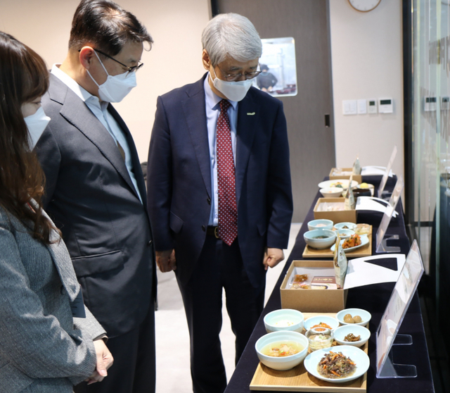 문종석 CJ프레시웨이 대표(가운데)와 김한수 비지팅엔젤스코리아 대표(오른쪽)가 서울 상암동 CJ프레시웨이 사옥에서 시니어케어 식단 ‘엔젤스밀’ 쿠킹클래스를 마친 뒤 식단을 둘러보고 있다. (제공: CJ프레시웨이)