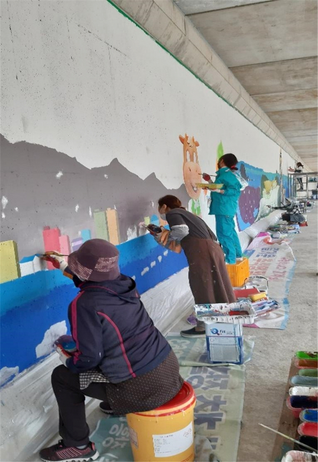 장흥군 탐진강변에서 지역 예술인과 주민들이 벽화작업을 하고 있다. (제공: 장흥군) ⓒ천지일보 2020.12.4