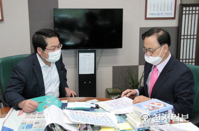 오세현 아산시장(왼쪽)이 이명수 국회의원에게 국비확보 요청을 하고 있다. (제공: 아산시) ⓒ천지일보 2020.12.4