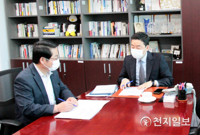 오세현 아산시장(왼쪽)이  강훈식 국회의원에게 국비확보 요청을 하고 있다. (제공: 아산시) ⓒ천지일보 2020.12.4