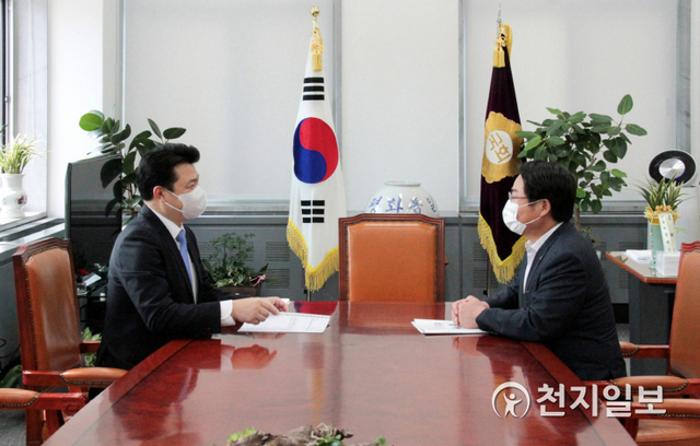 오세현 아산시장(오른쪽)이 복기왕 국회의장 비서실장에게 국비확보 요청을 하고 있다. (제공: 아산시) ⓒ천지일보 2020.12.4