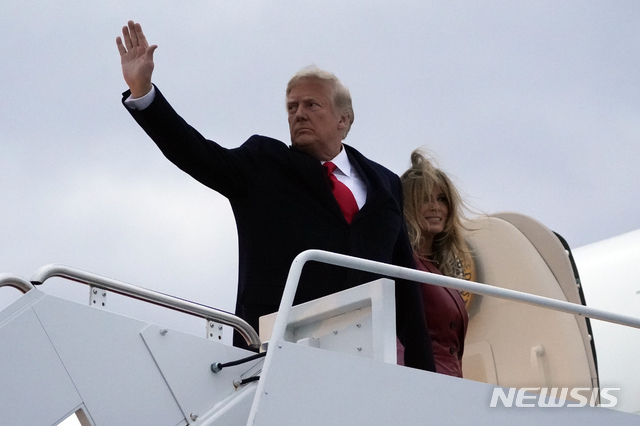 [앤드루스공군기지(미 메릴랜드주)=AP/뉴시스]도널드 트럼프 미 대통령이 조지아주 밸더스타에서 열리는 선거 유세에 참석하기 위해 메릴랜드주 앤드루스공군기지에서 부인 멜라니아 여사와 함께 대통령전용기에 오르고 있다.