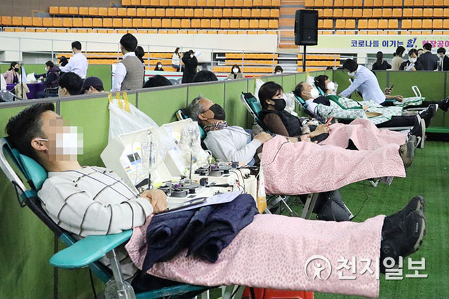 [천지일보 대구=송하나 기자] 16일 오전 신천지 대구교회 코로나19 완치자들이 대구육상진흥센터에서 혈장 공여를 진행하고 있다. 내달 4일까지 진행하는 3차 혈장공여에는 총 4000명이 참여할 예정이다. ⓒ천지일보 2020.11.16