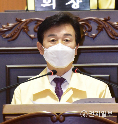 23일 오후 2시 진주시의회에서 열린 제225회 정례회 1차 본회의에서 조규일 시장이 2021년도 시정운영방향과 예산안 내용을 발표하고 있다. (제공: 진주시) ⓒ천지일보 2020.11.23