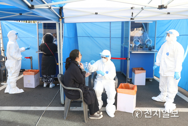[천지일보=남승우 기자] 신종 코로나바이러스 감염증(코로나19) 신규 확진자가 629명으로 집계된 4일 오전 서울 종로구 서울시교육청에 마련된 선별진료소에서 의료진들이 검체 채취를 하고 있다. ⓒ천지일보 2020.12.4