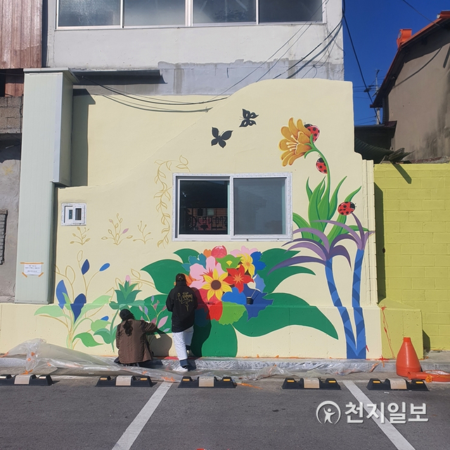 함평읍 내 상가와 주택 벽면에 그려지고 있는 벽화. (제공: 함평군) ⓒ천지일보 2020.12.10