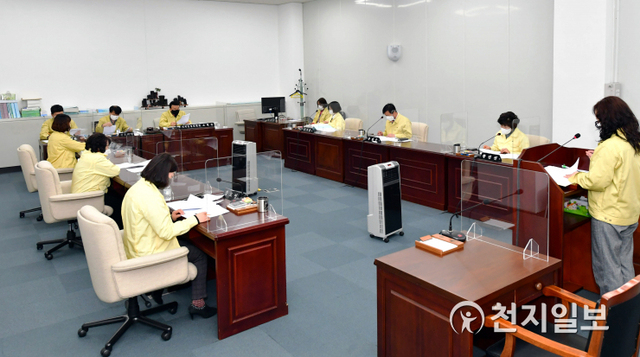 지난 9일 진주시의회에서 열린 내년 당초예산안 예비심사에서 의회운영위원회(위원장 조현신)가 의회사무국 예산을 심의하고 있다. (제공: 진주시의회) ⓒ천지일보 2020.12.10