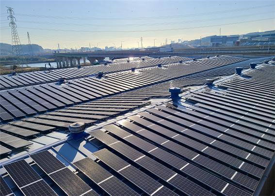 동서발전이 울산 지역 산업단지에 설치한 지붕태양광의 모습 (제공: 한국동서발전) ⓒ천지일보 2020.12.10