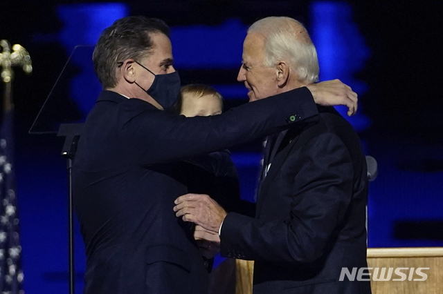 11월7일(현지시간) 미국 델라웨어주 윌밍턴에서 조 바이든 대통령 당선인(오른쪽)과 차남 헌터가 포옹하고 있다(출처: 뉴시스)