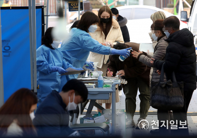 [천지일보=남승우 기자] 신종 코로나바이러스 감염증(코로나19) 신규 확진자가 689명으로 집계된 11일 오후 서울 은평구 보건소 선별진료소에서 시민들이 코로나19 검사를 받기 위해 기다리고 있다. ⓒ천지일보 2020.12.11