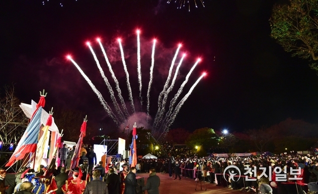 [천지일보 진주=최혜인 기자] 경자년 새해를 맞아 2019년 마지막 날인 31일 자정 진주성 호국종각에서 제야의 타종 행사가 열리고 있다. (제공: 진주시) ⓒ천지일보 2020.1.1