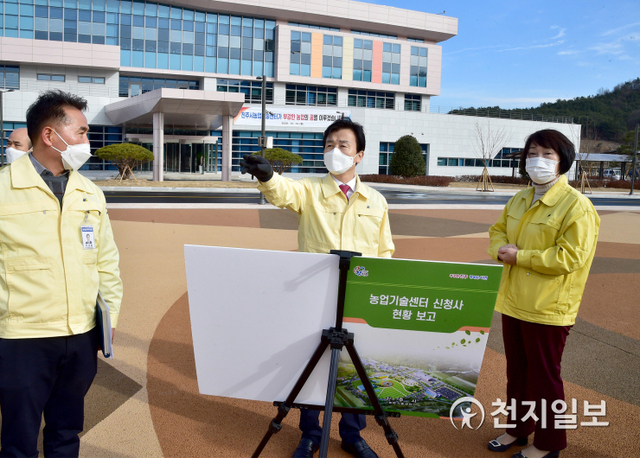 조규일 진주시장(가운데)이 14일 지역농업 발전과 농업기술 보급을 위해 건립한 농업기술센터 신청사를 찾아 시설을 점검하고 직원을 격려하고 있다. (제공: 진주시) ⓒ천지일보 2020.12.14