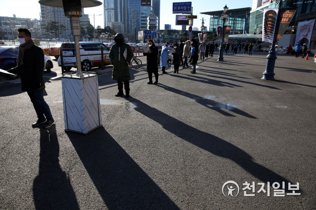 [천지일보=남승우 기자] 신종 코로나바이러스 감염증(코로나19) 신규 확진자가 718명으로 집계된 14일 오전 서울역광장에 마련된 임시 선별진료소를 찾은 시민들이 코로나19 검사를 받기 위해 줄을 서서 기다리고 있다. ⓒ천지일보 2020.12.14