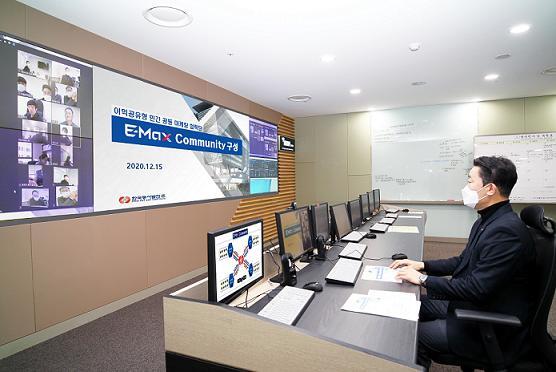 김병조 동서발전 에너지신사업부장이 비대면으로 진행된 E-Max 공동마케팅 설명회에서 참여 업체를 대상으로 발표하고 있다. (제공: 한국동서발전) ⓒ천지일보 2020.12.15