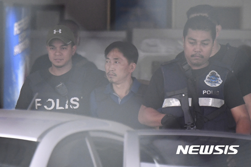 지난 2017년 3월 말레이시아 세팡 경찰서에서 김정남 피살 사건 혐의로 체포된 북한 용의자 리정철이 석방되고 있다(출처: 뉴시스)
