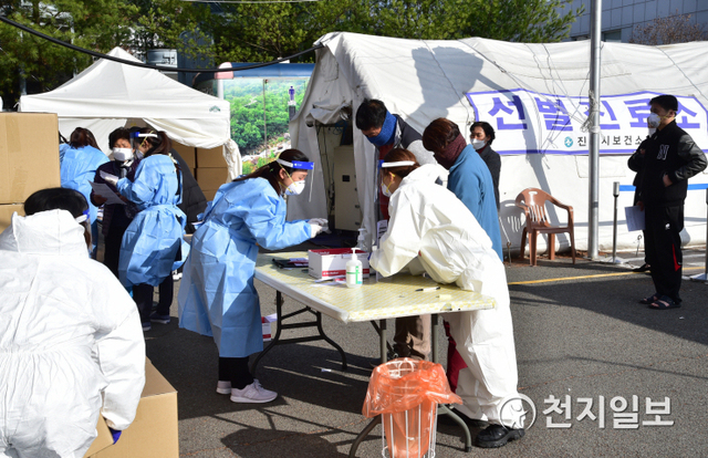 [천지일보 진주=최혜인 기자] 진주시보건소가 지난 15일부터 코로나19 확산을 차단하기 위해 요양보호사 등 요양 분야 종사자·이용자를 대상으로 전수검사를 펼치고 있다. ⓒ천지일보 2020.12.16