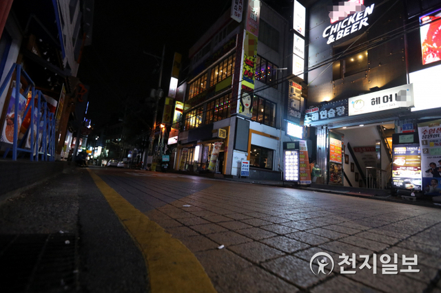[천지일보=남승우 기자] 서울시의 사회적 거리두기 비상조치가 시행되는 5일 밤 서울 홍대거리가 주말임에도 불구하고 한산한 모습을 보이고 있다. ⓒ천지일보 2020.12.6