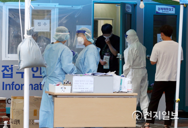 지난달 31일 오후 인천시 연수구청 보건소 선별진료소에서 시민들이 의료진의 안내에 따라 코로나19 검사를 받고 있다. ⓒ천지일보 2020.8.31 DB