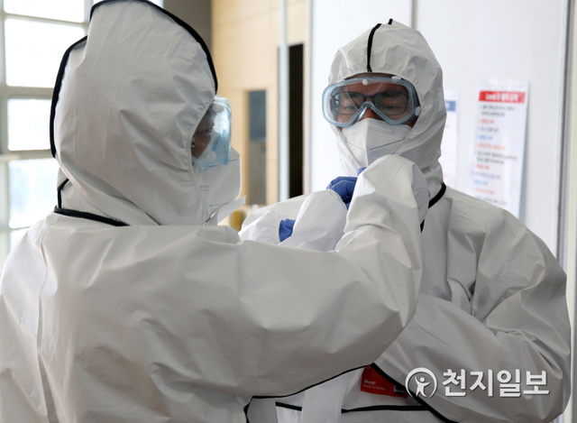 [천지일보=남승우 기자] 신종 코로나바이러스 감염증(코로나19) 3차 유행으로 병상 부족이 현실화된 가운데 17일 오전 경기도 수원시 영통구 경기대학교 기숙사에 마련된 생활치료센터 종합상황실에서 현장에 투입될 간호사들이 서로의 방역복을 점검하고 있다. 한편 이날 코로나19 신규 확진자는 1014명으로 집계됐다. ⓒ천지일보 2020.12.17