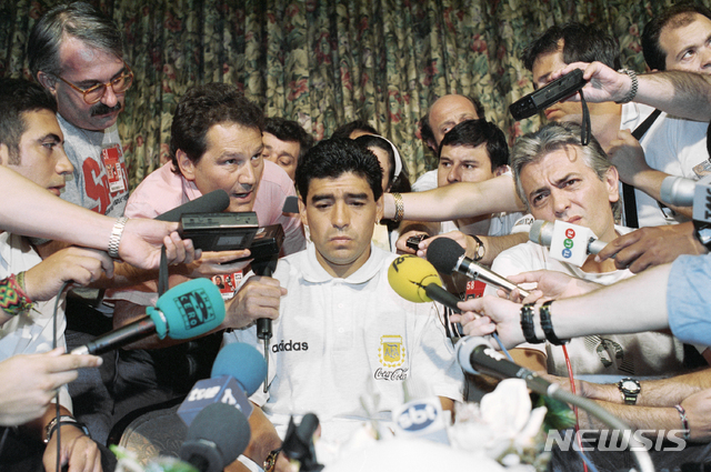 아르헨티나 축구 영웅 디에고 마라도나가 25일(현지시간) 부에노스아이레스 자택에서 심장마비로 타계했다(출처: 뉴시스)