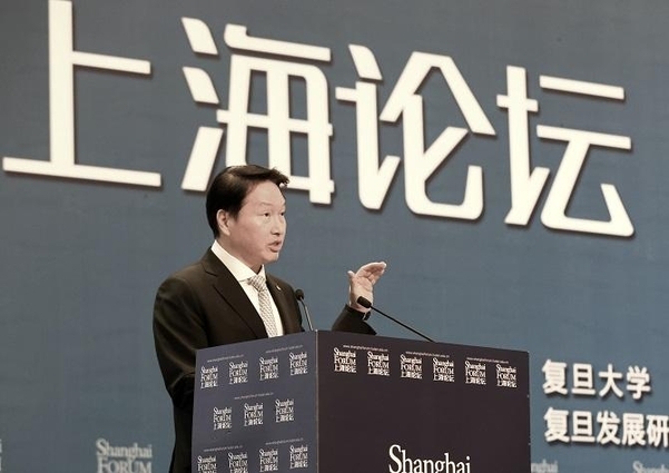 최태원 SK 회장이 지난해 5월 중국 상하이국제컨벤션센터에서 열린 ‘상하이 포럼 2019’에서 개막 연설을 하고 있다. (제공: SK)