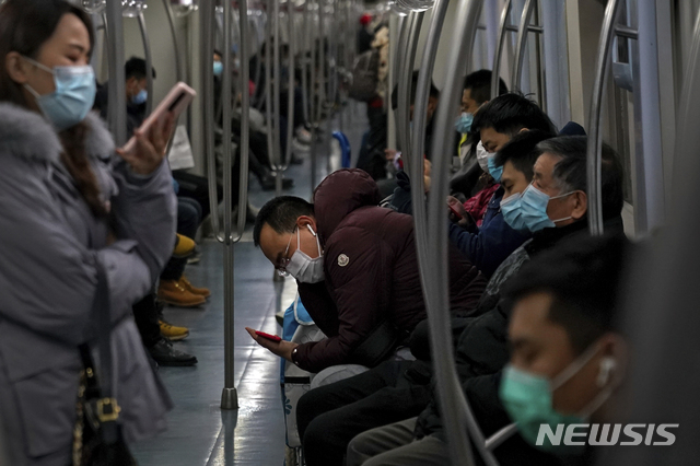 중국 베이징에서 코로나19 확산 방지를 위해 마스크를 쓴 시민들이 지하철로 통근하고 있다. (출처: 뉴시스)